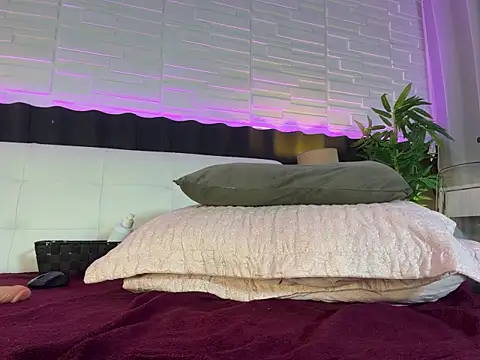 LunahMiller webcam