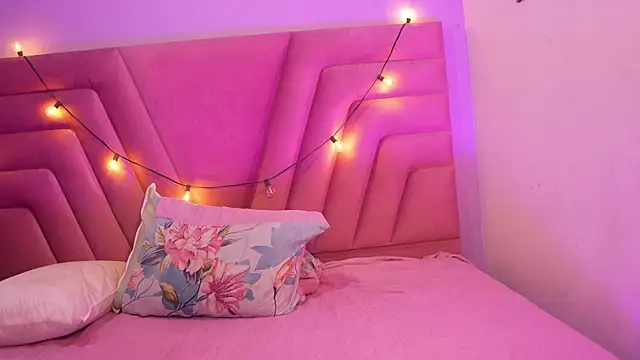 kinkylittlegirll webcam