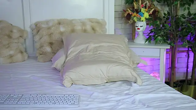 EmillyBronte live cam on StripChat