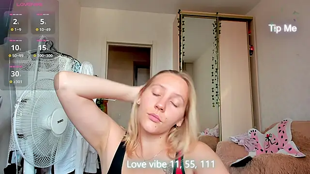 Ann_first_kiss webcam