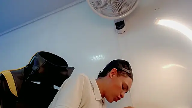 sombra_18 live cam on StripChat