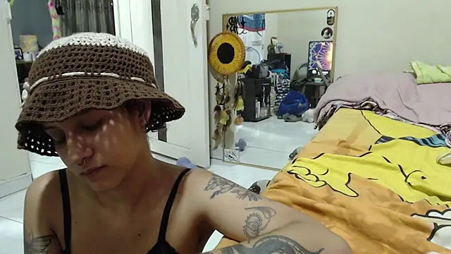 AlinaWoolf_ webcam