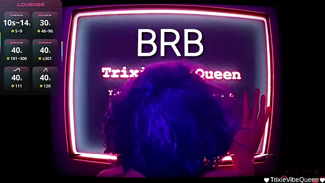 TrixieVibeQueen live cam on StripChat
