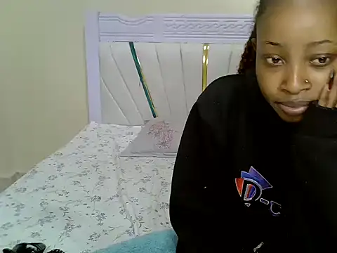PetiteNoirrr webcam