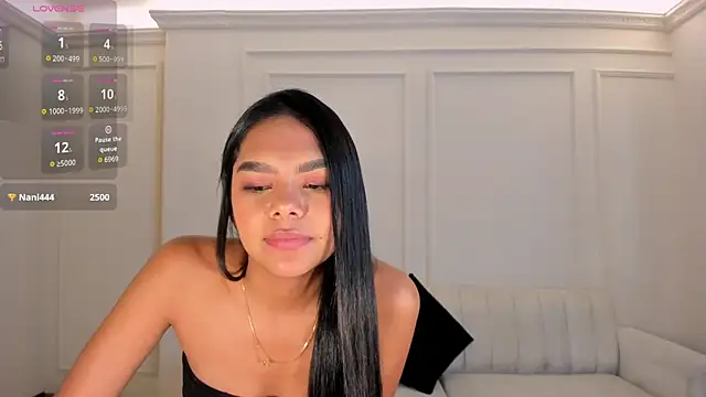 SaphiraJames live cam on StripChat