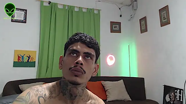 alpha_zom live cam on StripChat