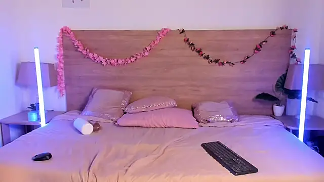 LaraRous webcam