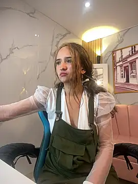 bella_vibess_s (F teen) - 🍑👋👅 RED ASS 🍑👋👅