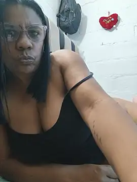 Zeyllyjhonson live cam on StripChat