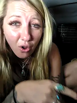 SheIsSomething webcam