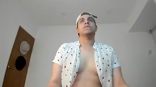 Latin_boy_surprisee webcam