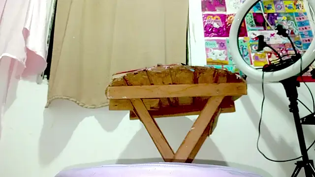 PetiteIvoryQueen19 webcam