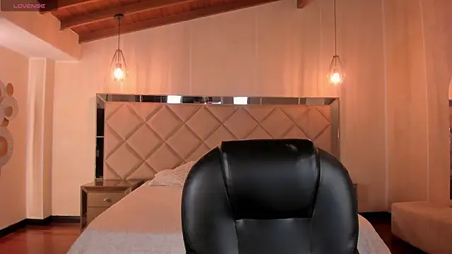 KayraLanne webcam