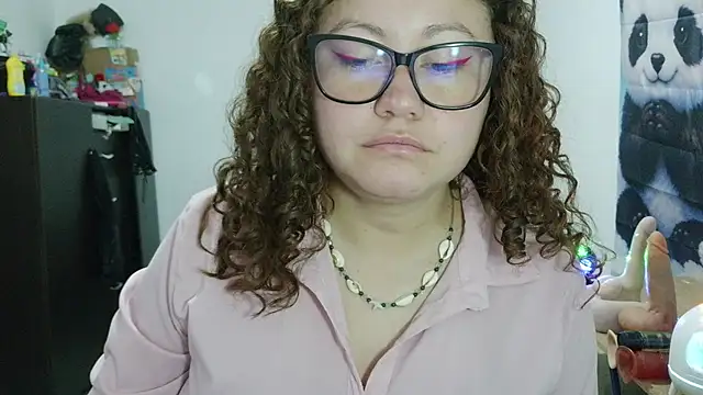 curly_greeneyed webcam