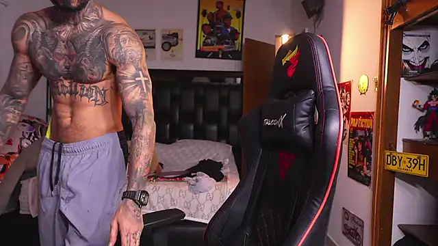 logan_hugh8 live cam on StripChat