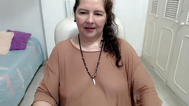 leonela_69 live cam on StripChat