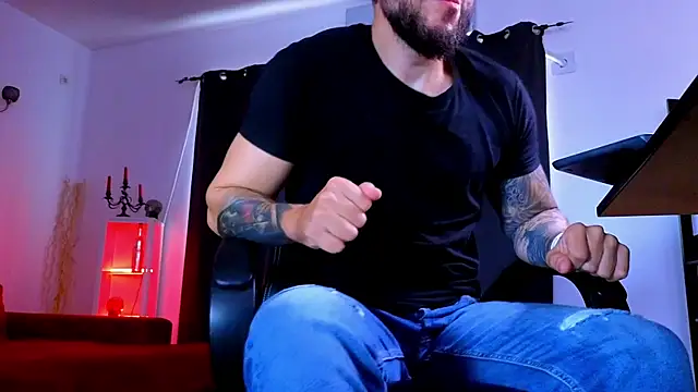 MightyAaron66 live cam on StripChat