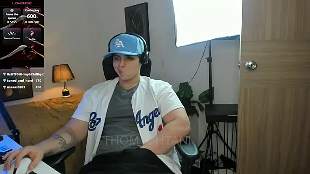 Thom_Ohtani live cam on StripChat