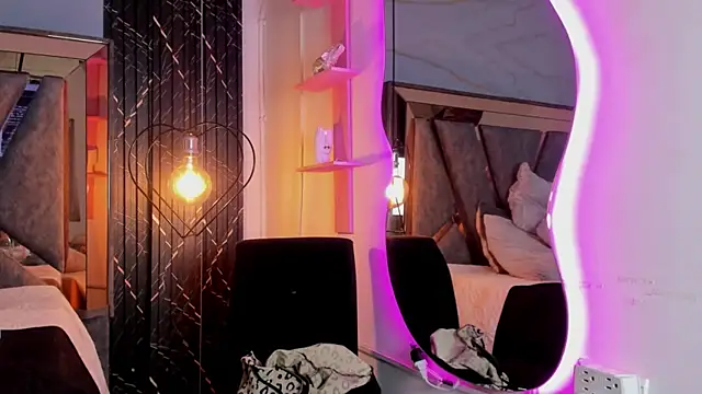 Miia_Deluxe live cam on StripChat