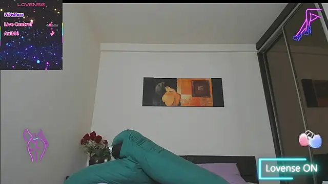 GoldenLunaa live cam on StripChat