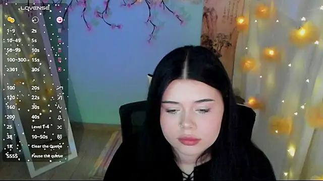 Mona_Esty webcam