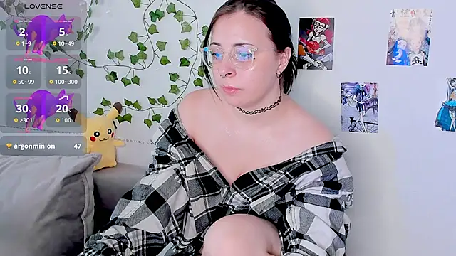 BellaKvarc live cam on StripChat