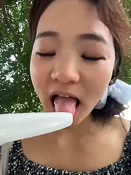 xiaoxiaocheng678 (F milf) - 勾引路人小哥哥摸胸！