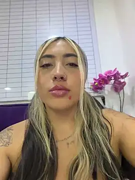 ManuelaVeeleez live cam on StripChat