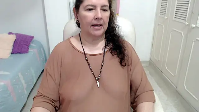 leonela_69 live cam on StripChat