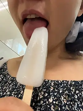xiaoxiaocheng678 (F milf) - 勾引路人小哥哥摸胸！