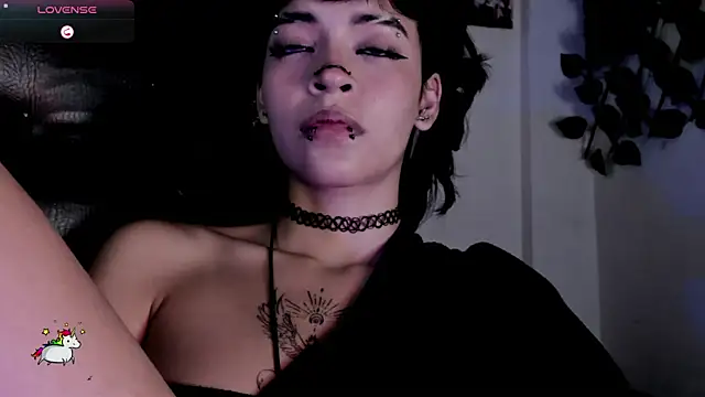 Anny_Kiitty live cam on StripChat