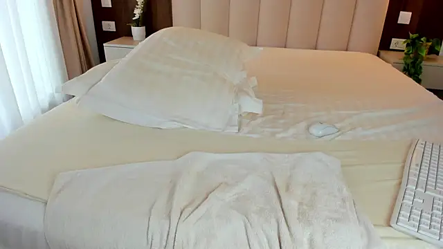 Saradiamond1 webcam