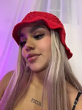 Tyra_malkovaa webcam