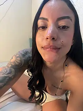 Morenaviip live cam on StripChat