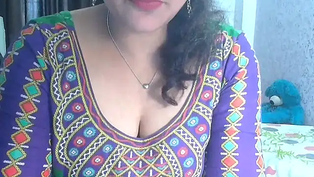 SimmiQueen_77 webcam