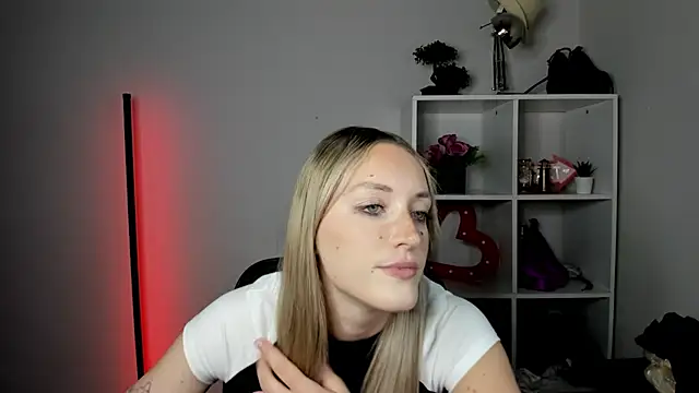 EvelynBlond webcam