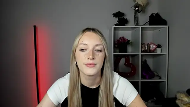 EvelynBlond webcam