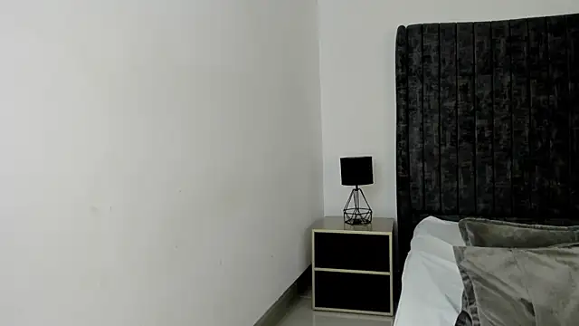MiaKhal_ webcam