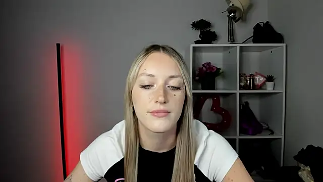 EvelynBlond webcam