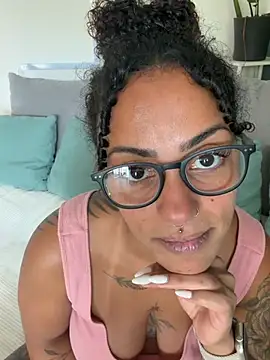SweetPetiteNoir webcam