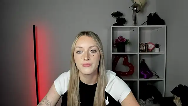 EvelynBlond webcam