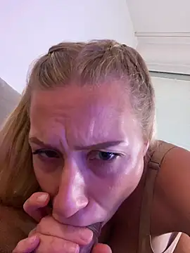 xxBELLExx Live Webcam on Stripchat