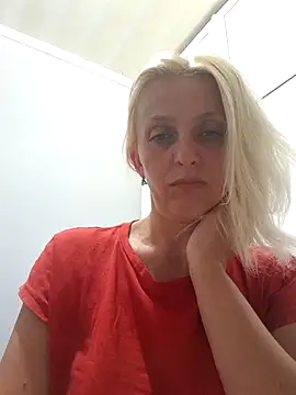 MiaLove183 live cam on StripChat