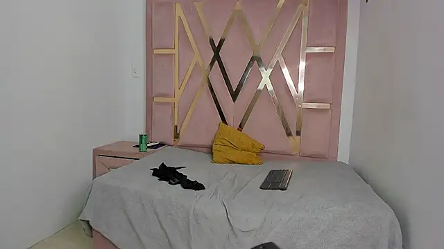 Kattyasm live cam on StripChat
