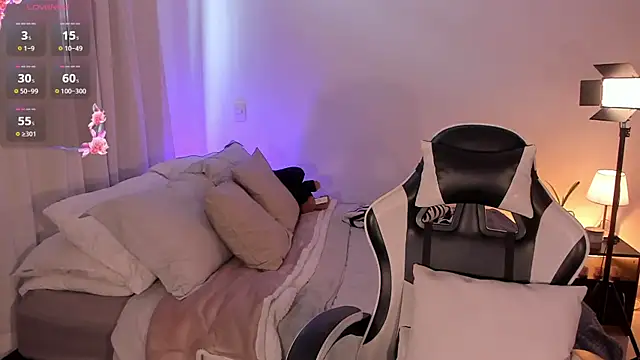 ChloeMoreti live cam on StripChat