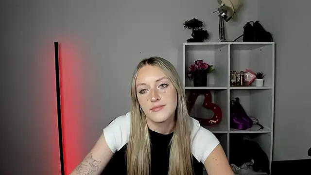 EvelynBlond webcam