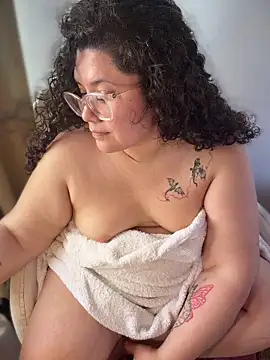 CurlyMilf_Vannexxxa webcam