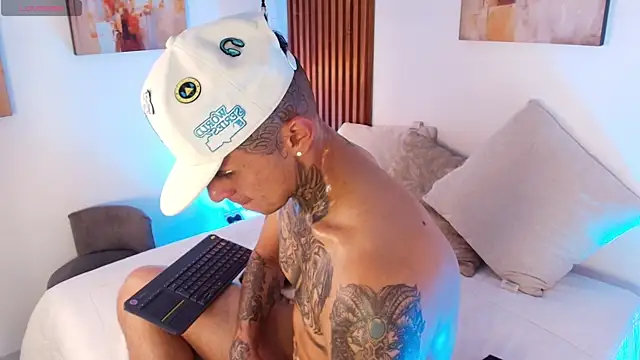 Liam_Ink live cam on StripChat