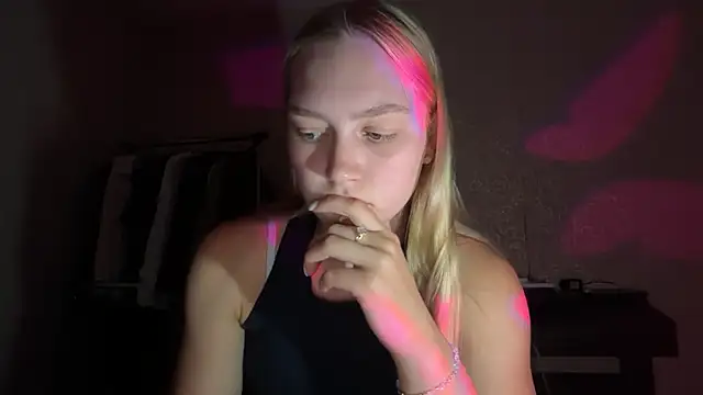 blondegirl2026 webcam