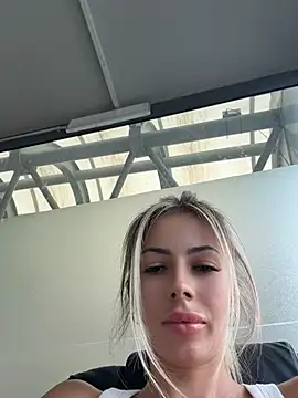 LaraAmosX webcam